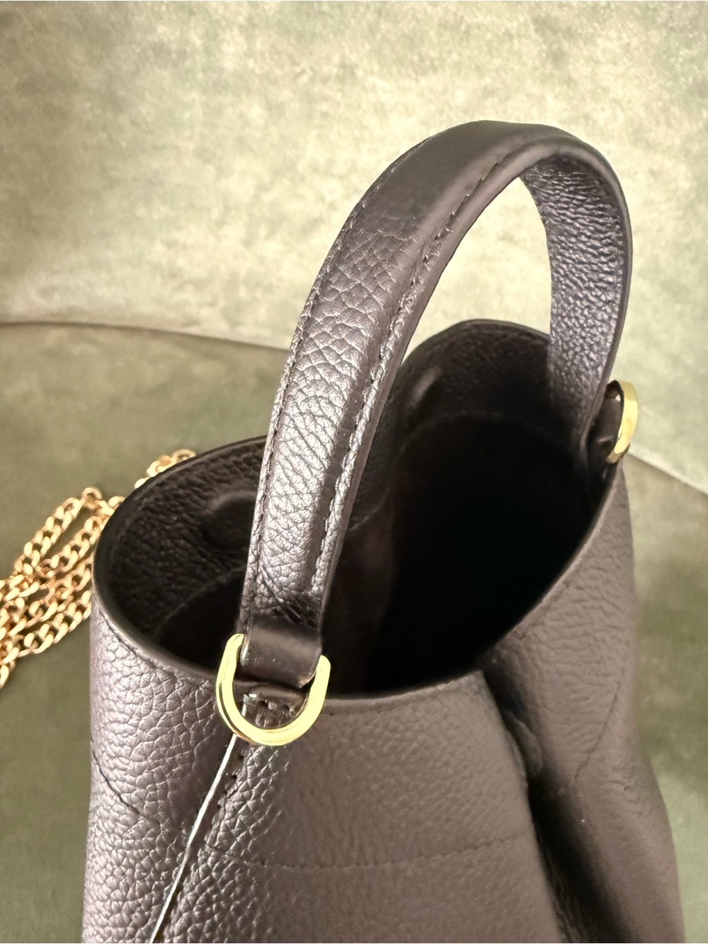 Stow London Mini Curve Crossbody Bag in Leather with Gold Chain Strap - Picture 6 of 13